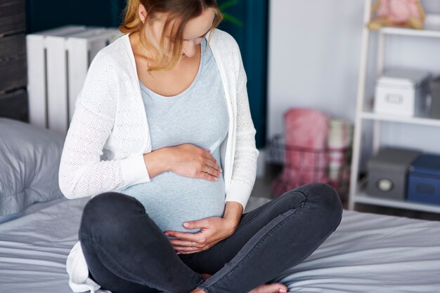 Мифы о твердом животе во время беременности