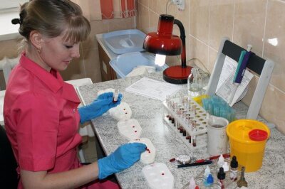 Врач клинико-диагностической лаборатории Рыкова Светлана Юрьевна проводит анализ крови