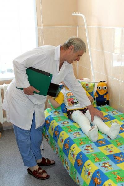 Осмотр маленьких пациентов заведующим детским травматолого-ортопедическим отделением Ю.В. Сухомлиновым