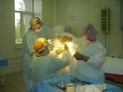 Врачи отделения Нейрохирургии Кутяев К.С. и Фурменков И.В. проводят операцию на позвоночнике, операционная сестра Наконечных И.А.